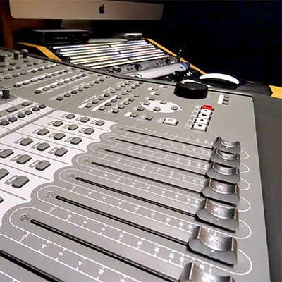 Fader della console Avid C24 nella control room di Disco Volante studio di registrazione a Mirano Venezia