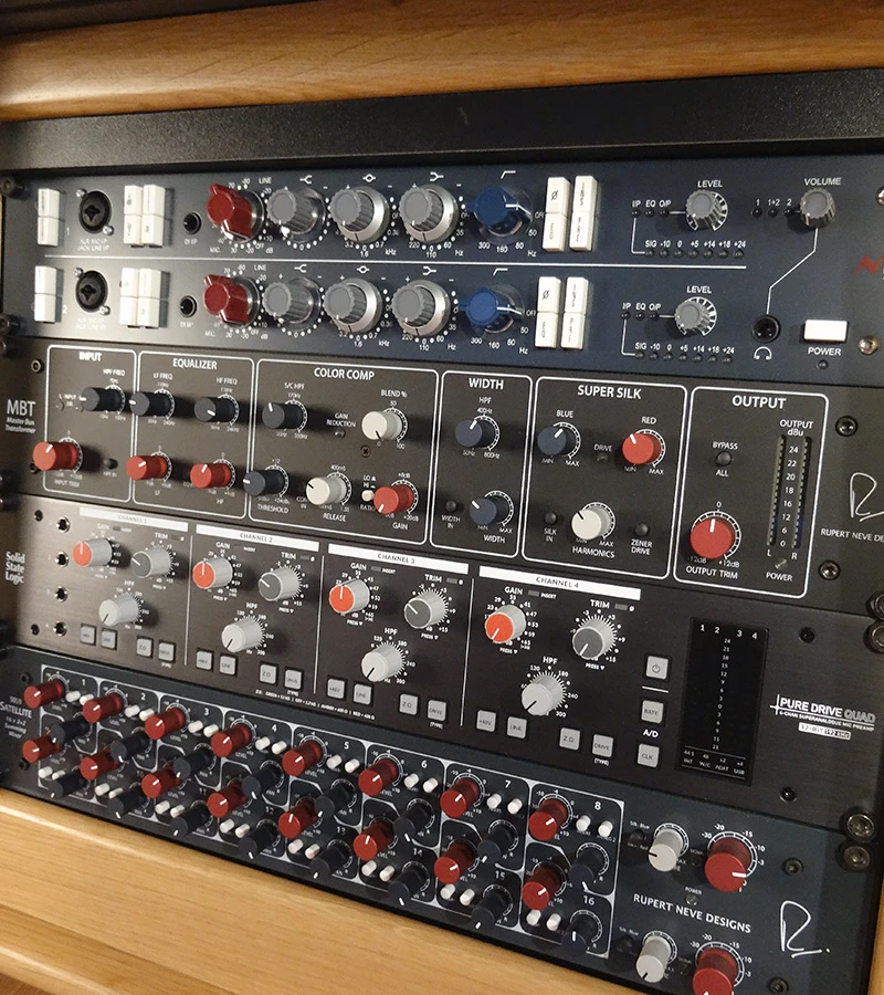 Connessioni audio Neutrik tramite wallbox e sistema di monitoraggio audio nel small box di Disco Volante studio di registrazione a Mirano Venezia