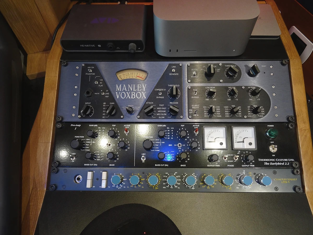 Apple MAC Studio M2 Max, Avid Protools HD Native e outboard preamplificatori rack di destra nella control room di Disco Volante studio di registrazione Mirano Venezia