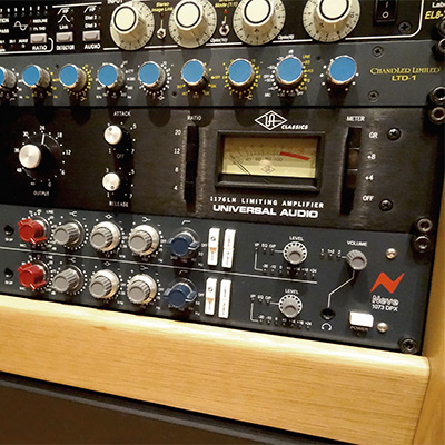 Outboard nella control room di Disco Volante studio di registrazione a Mirano Venezia